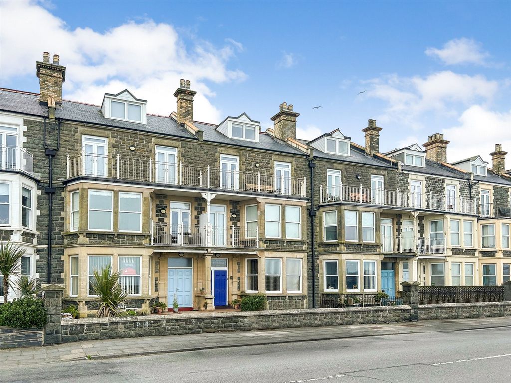 2 bed flat for saleMarine Parade, Tywyn, Gwynedd LL36