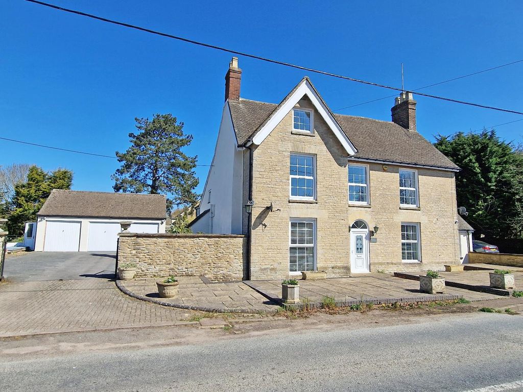 6 bed detached house for saleFringford Road, Caversfield, Bicester OX27