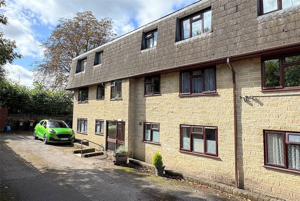 2 bed flat for saleMalthouse Close, Wincanton, Somerset BA9