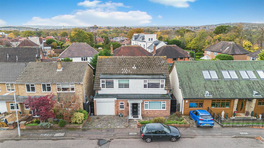 4 bed detached house for saleBancroft Avenue, Buckhurst Hill IG9