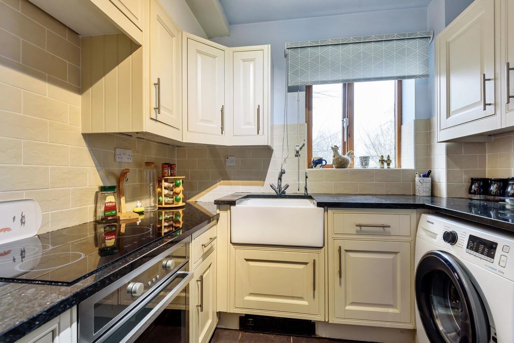 2 bed flat for saleThe Mount, St. Johns, Woking GU21 photo 3