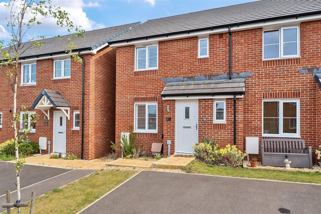 3 bed semi-detached house for saleChapel Way, Axminster EX13