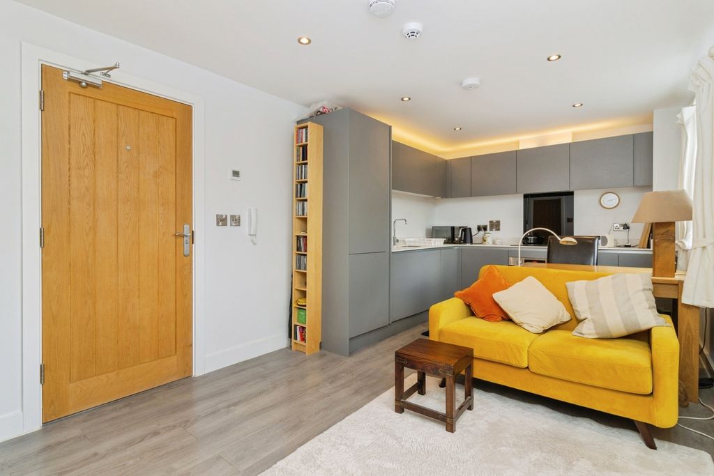 1 bed flat for saleParkers Way, Totnes, Devon TQ9 photo 2