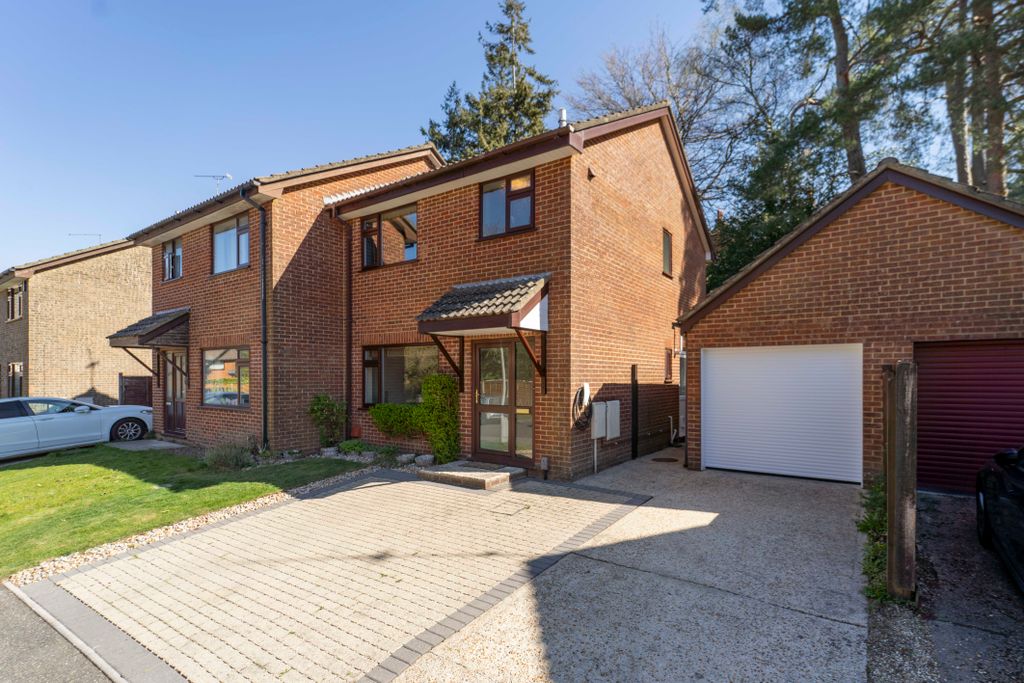 3 bed semi-detached house for saleRef: Re - Wentworth Drive, Broadstone BH18