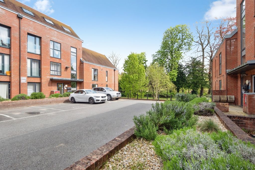 2 bed flat for saleCandleford Court, Buckingham MK18