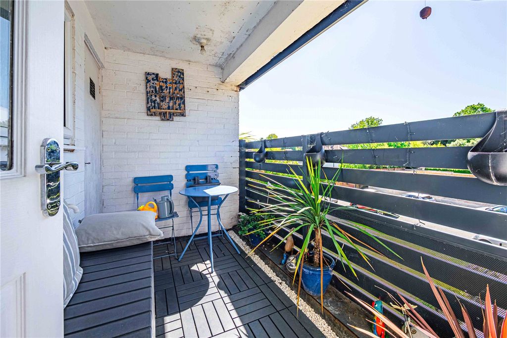 Additional image 11 of 2 bed flat for saleBeech Drive, Berkhamsted, Hertfordshire HP4