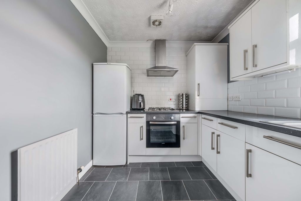 2 bed flat for saleHeron Rise, Dundee DD4 photo 3