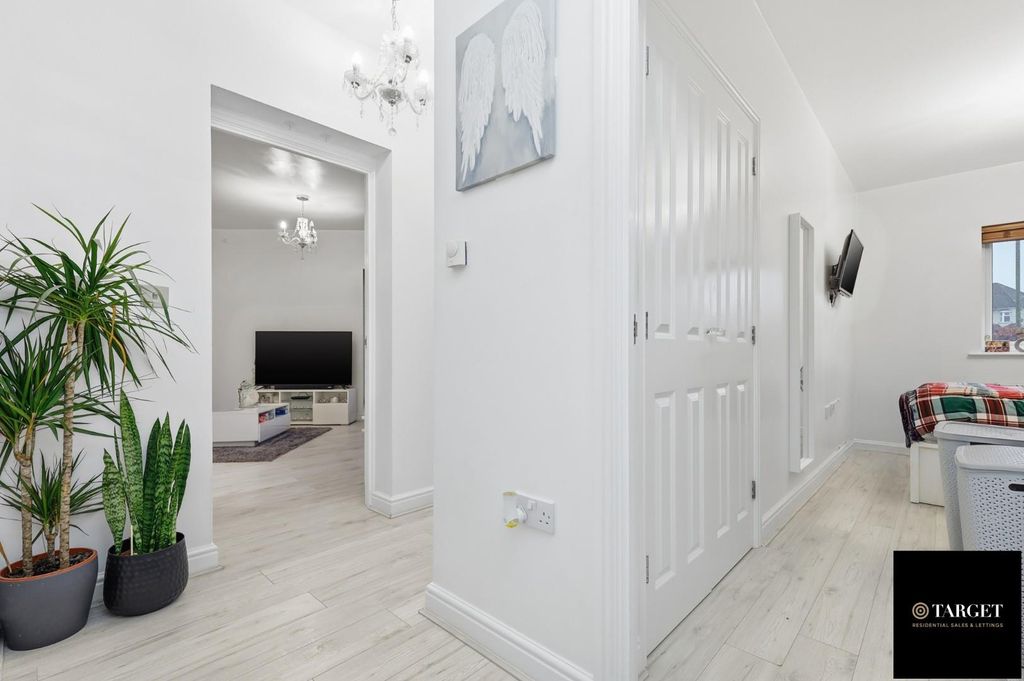 2 bed flat for saleThe Cedars, Broxbourne EN10 photo 3