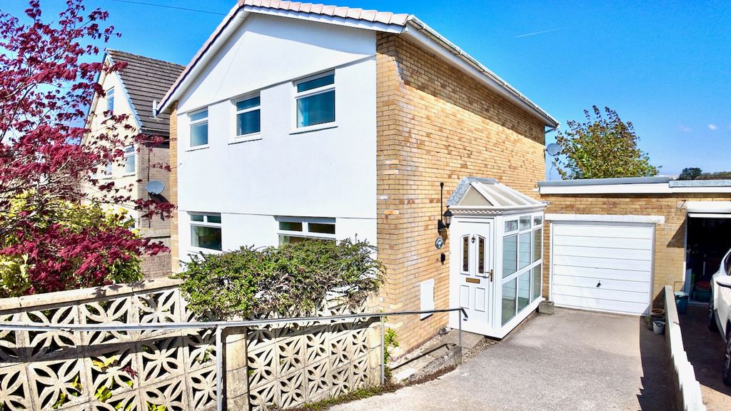 4 bed link detached house for saleGellideg Heights, Maesycwmmer CF82