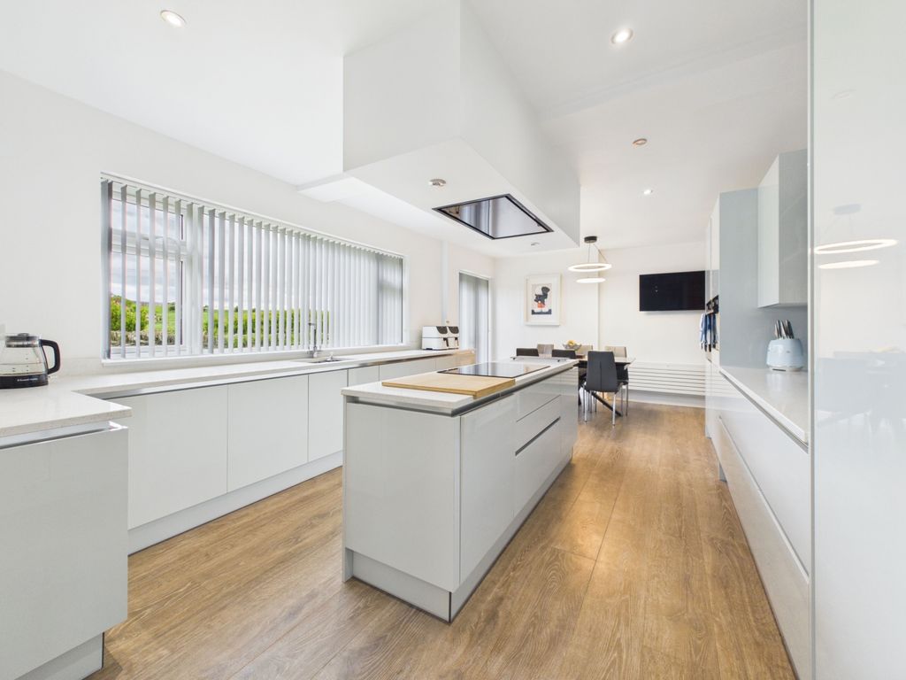 4 bed detached house for saleSoothill Lane, Batley, West Yorkshire WF17 photo 2