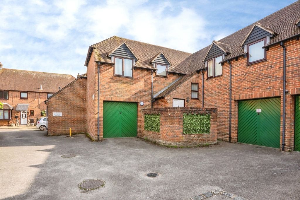 2 bed flat for salePelham Terrace, Emsworth, Hampshire PO10