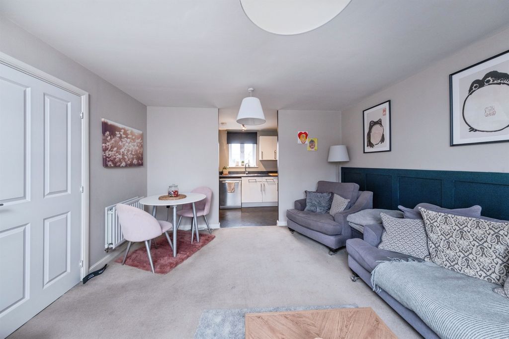 2 bed flat for saleNeedlepin Way, Buckingham MK18 photo 3