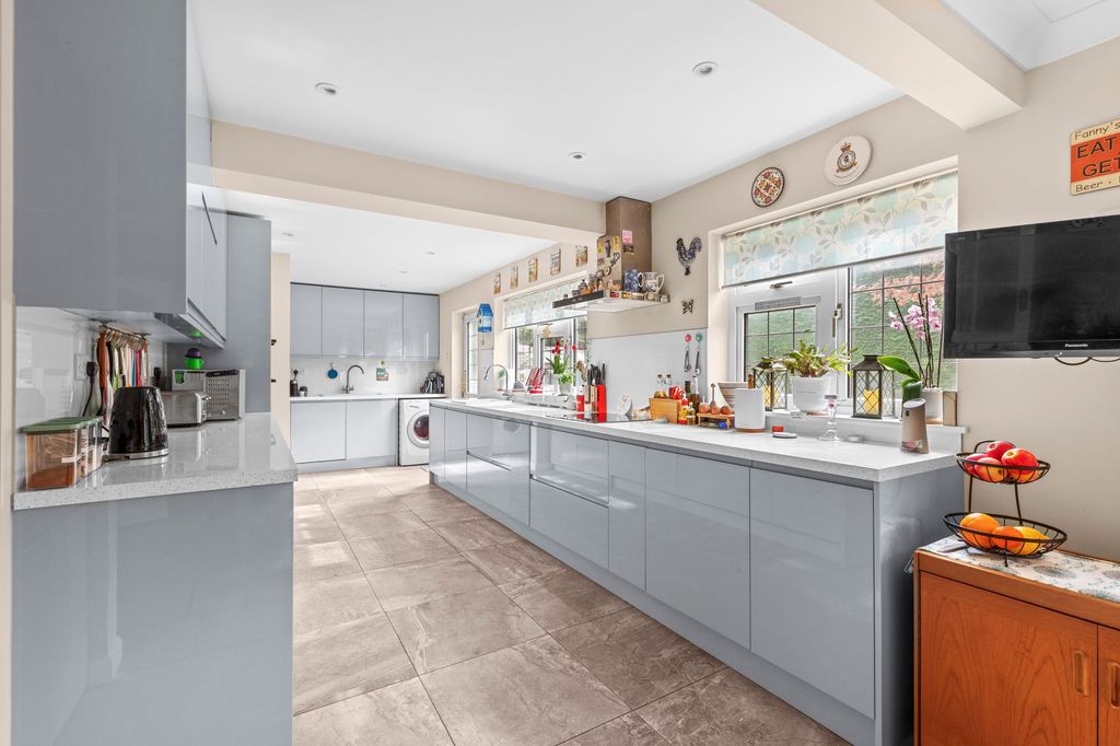 5 bed detached house for saleYew Tree Close, Stoke Mandeville HP22 photo 2