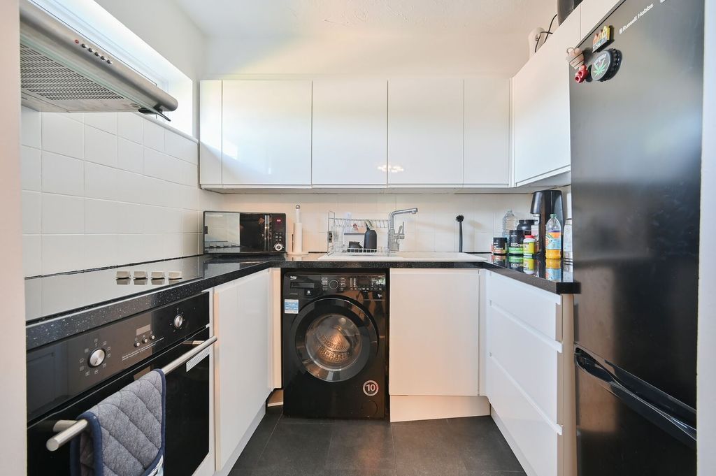 1 bed flat for saleThe Hideaway, Watford, Abbots Langley WD5 photo 5