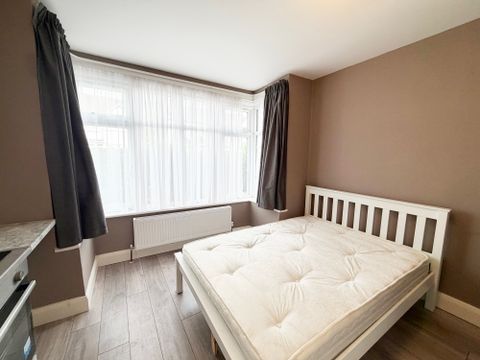 Hamilton Road, London NW11, Studio to rent