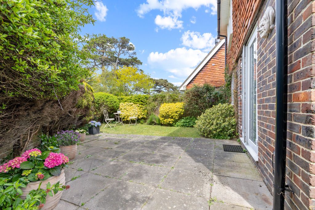 3 bed flat for saleGround Floor Garden Flat, Tithe Barn Court, Aldwick Bay Estate PO21 photo 3