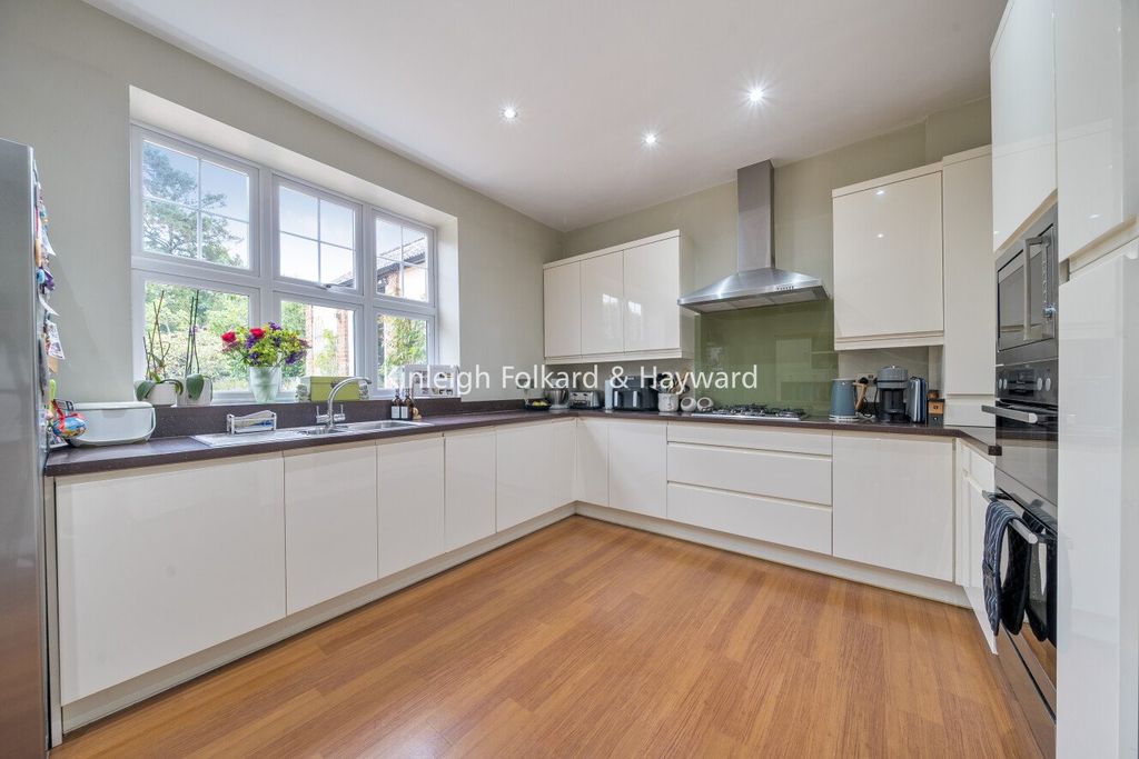 3 bed flat for salePark Hill, Bromley BR1 photo 2