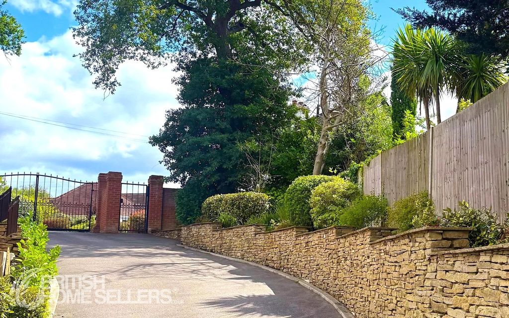 Additional image 14 of 4 bed semi-detached house for saleWarrens End, Addlestone, Surrey KT15