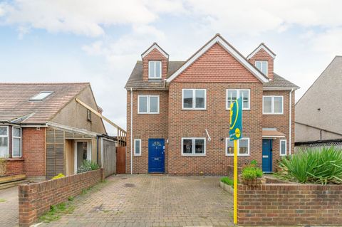 Claremont Avenue, Motspur Park, New Malden KT3