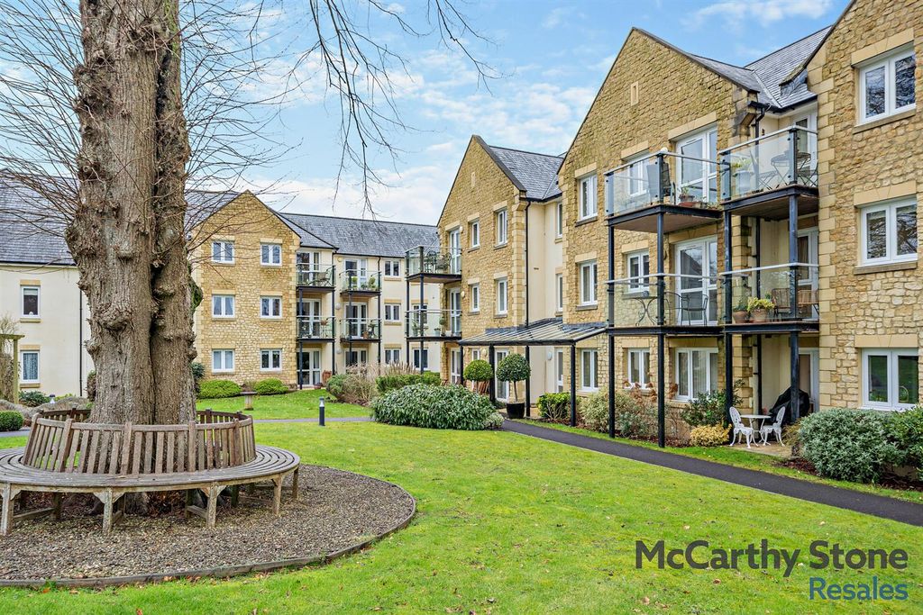 2 bed flat for saleHolmcroft Court, Charlton Road, Shepton Mallet BA4
