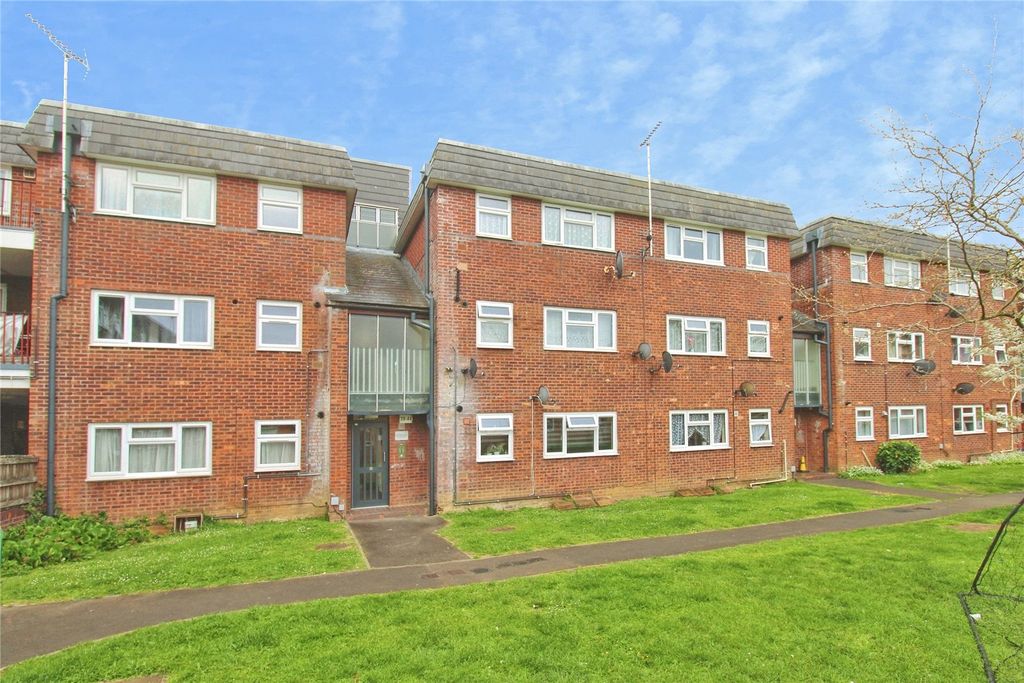 2 bed flat for saleCharlotte Square, Trowbridge BA14