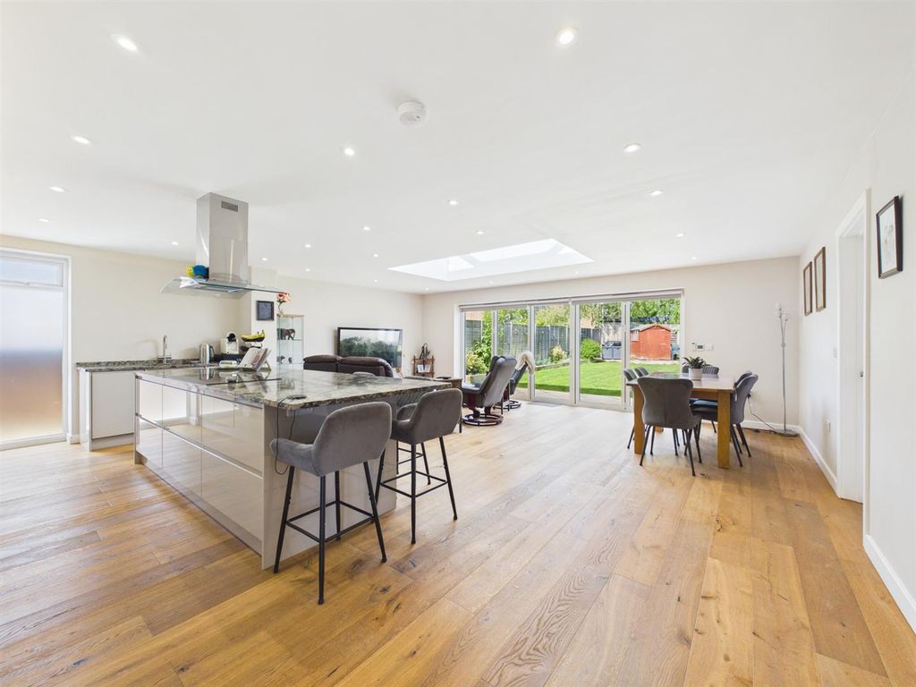 Additional image 5 of 4 bed detached house for saleLangdon Avenue, Bedgrove, Aylesbury HP21