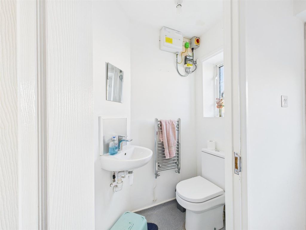 4 bed detached house for saleThe Mariners, Llanelli SA15 photo 5