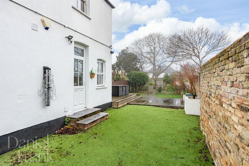 Additional image 29 of 4 bed semi-detached house for saleQueens Road, Buckhurst Hill IG9