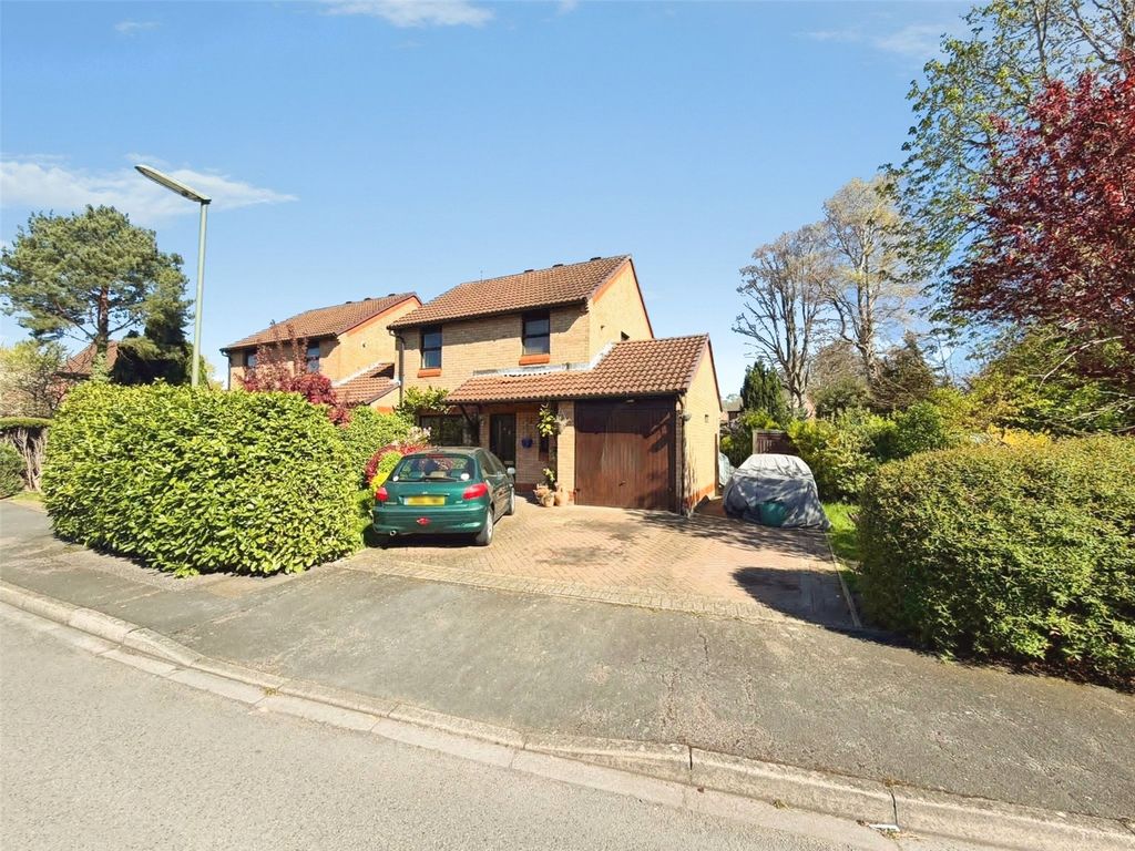 3 bed semi-detached house for saleCardingham, Woking, Surrey GU21
