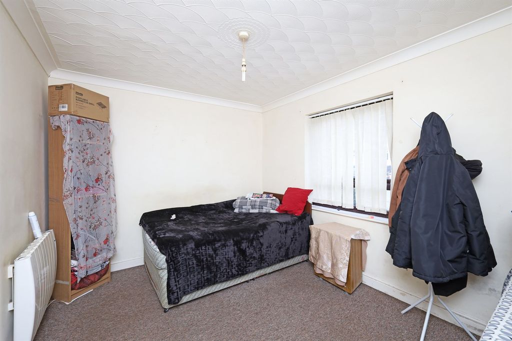 2 bed flat for saleSt Thomas Court PE21 photo 5