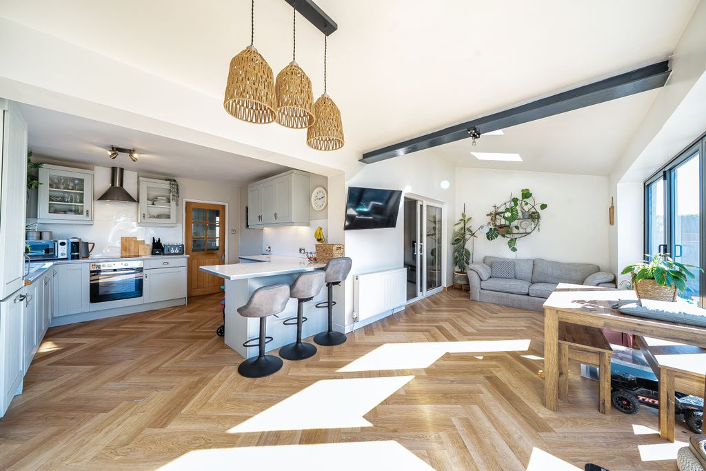 Additional image 6 of 4 bed semi-detached house for saleTrowley Rise, Abbots Langley, Hertfordshire WD5
