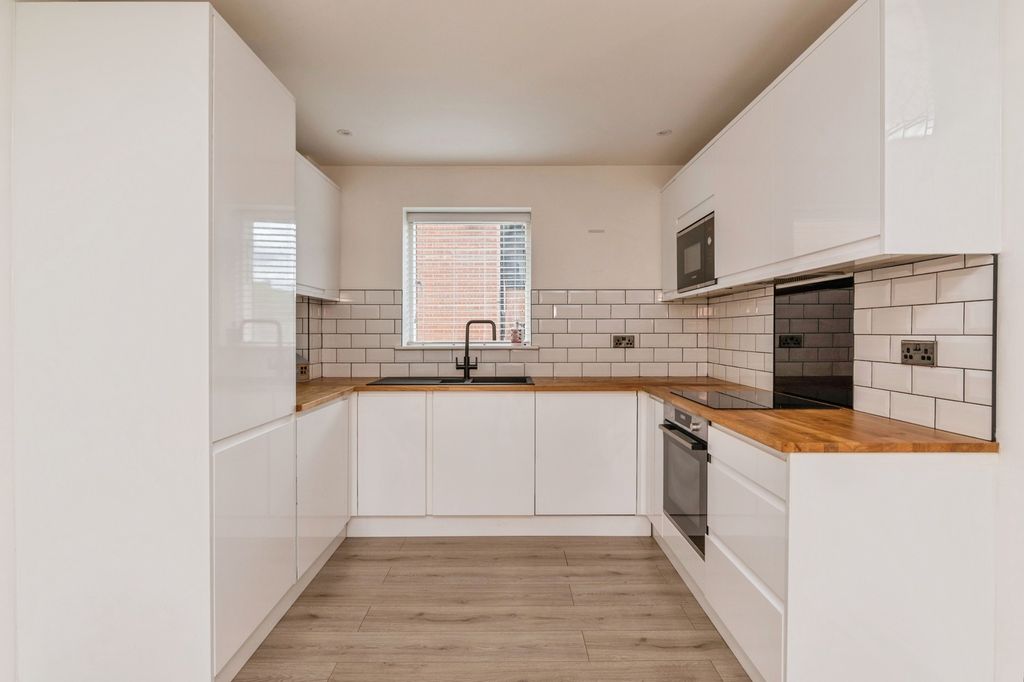 Additional image 8 of 2 bed flat for saleBelvedere Close, Billericay, Essex CM11