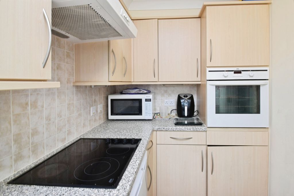 1 bed flat for saleCwrt Hywel, Gorseinon SA4 photo 3