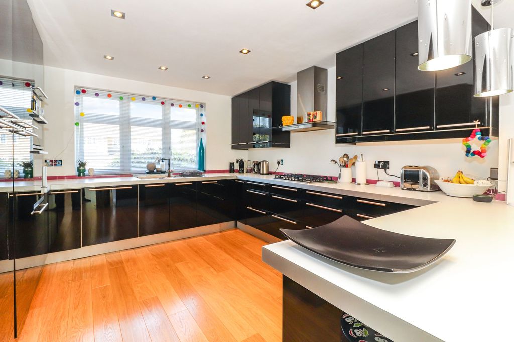 Additional image 9 of 5 bed property for saleAbbots Road, Abbots Langley WD5