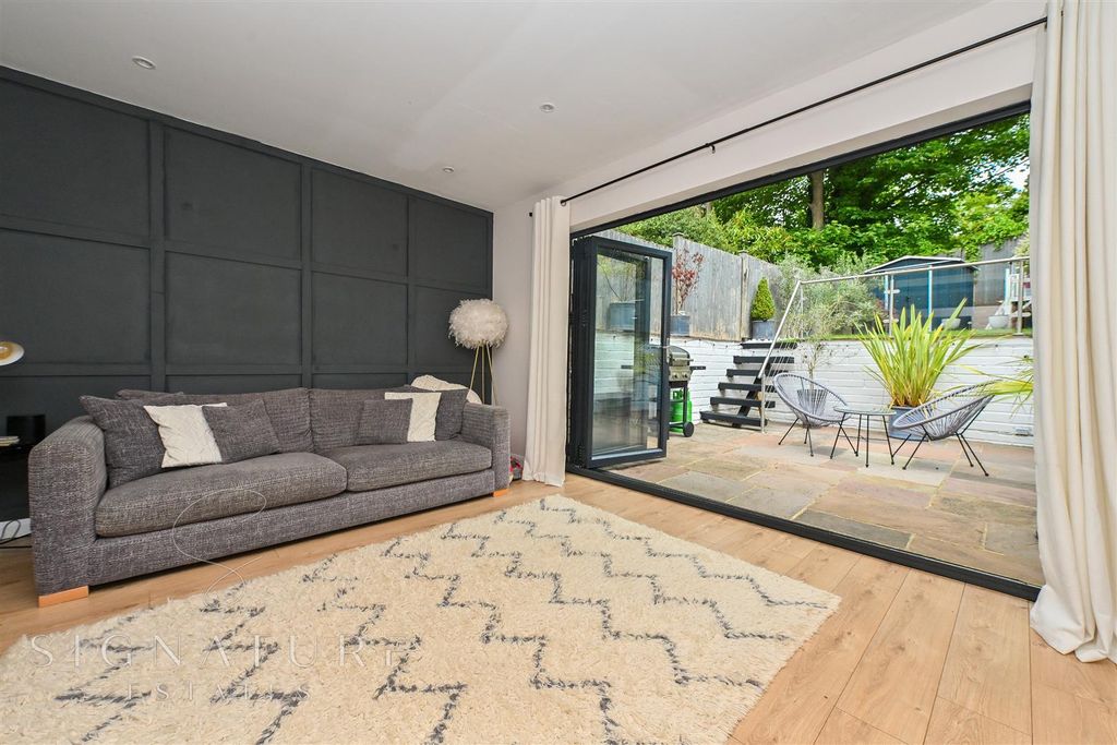 Additional image 5 of 4 bed town house for saleSt. Lawrence Close, Abbots Langley WD5