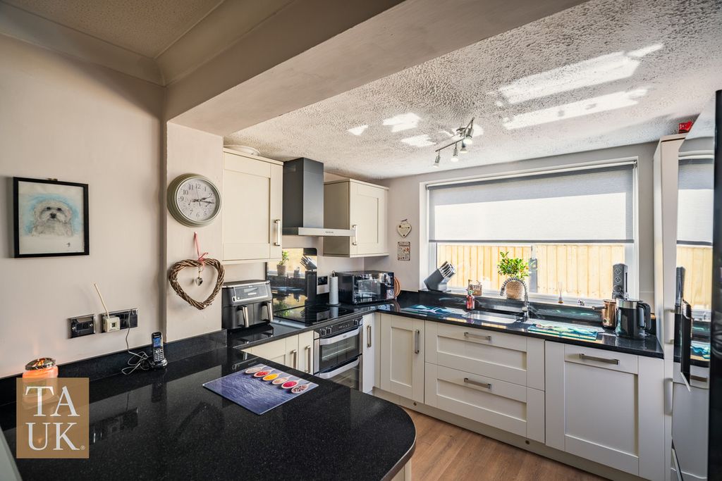 3 bed detached bungalow for saleCaer Delyn, Bodffordd, Anglesey LL77 photo 5