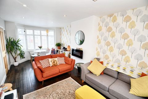 Hallwood Avenue, Salford M6