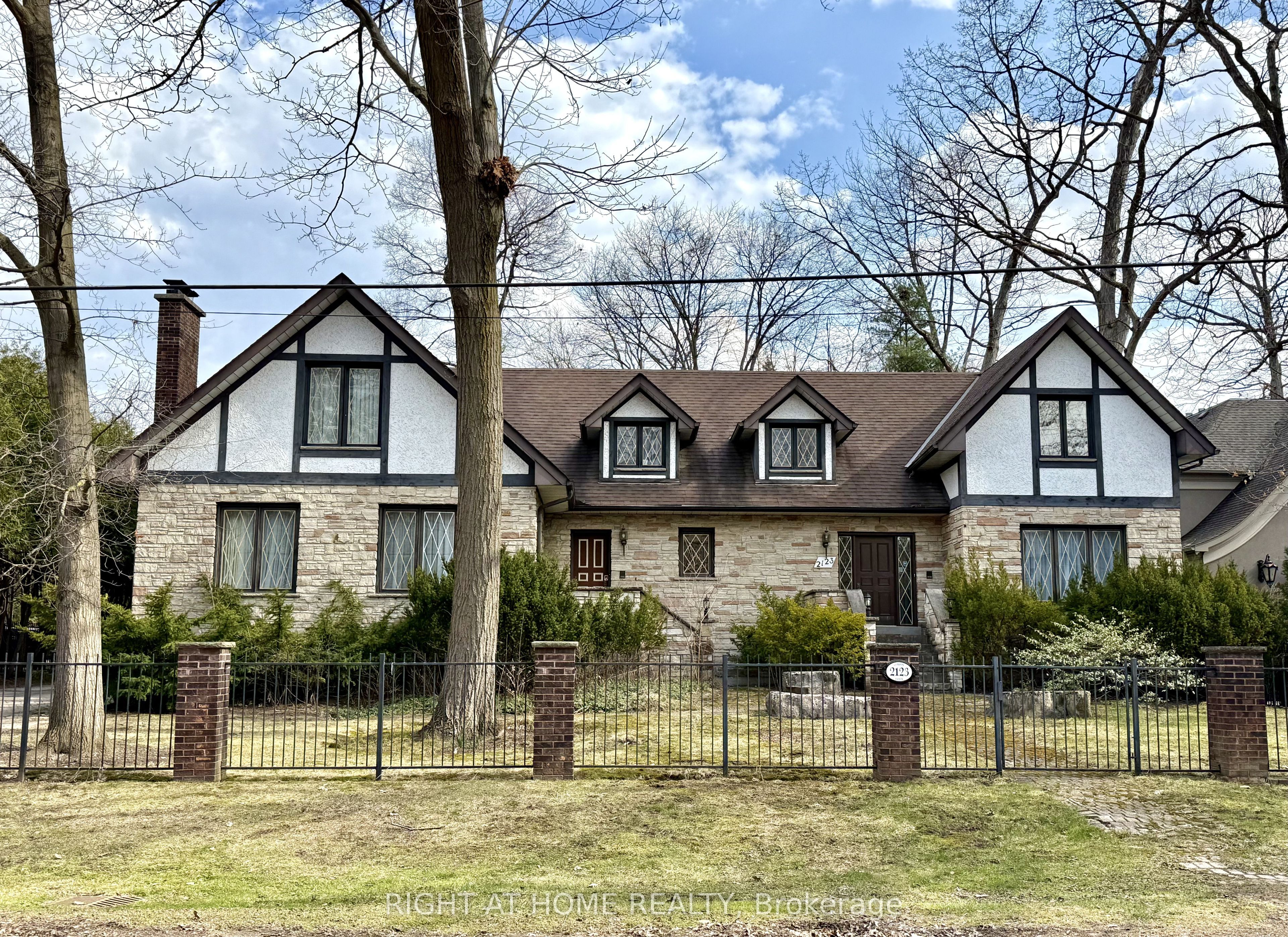 2123 Gordon Drive, Mississauga, ON, L5B 1S6