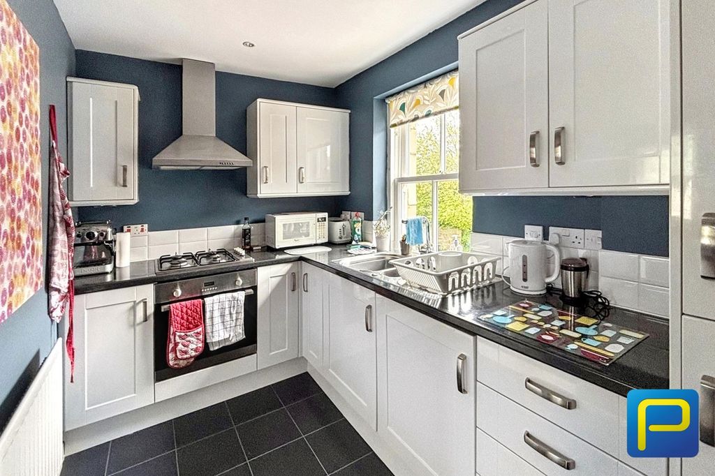 2 bed flat for salePark View, Alnwick NE66 photo 3