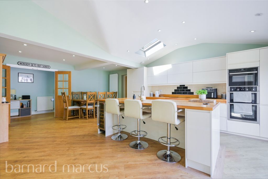 3 bed detached house for saleLeigh Road, Betchworth RH3