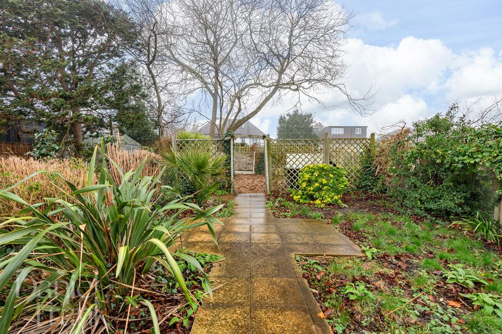 Additional image 31 of 4 bed semi-detached house for saleQueens Road, Buckhurst Hill IG9