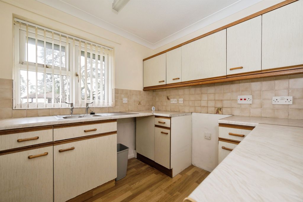 2 bed flat for salePine Drive, Southampton SO18 photo 4