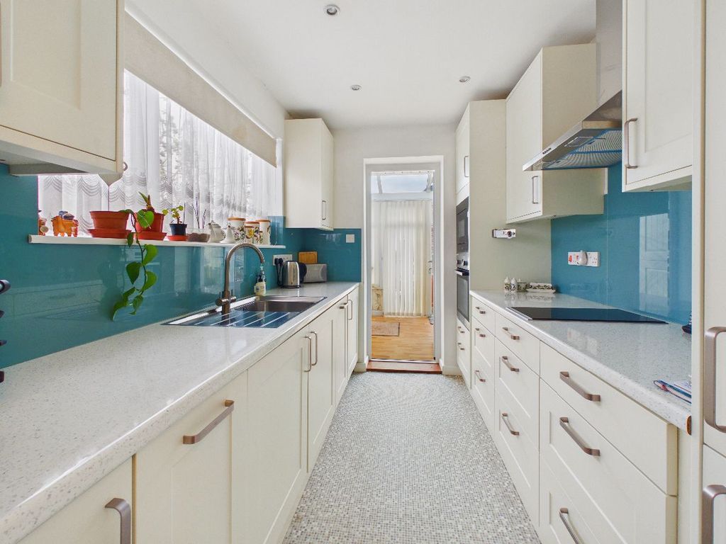 2 bed semi-detached bungalow for saleCourtmount Grove, Drayton PO6 photo 2