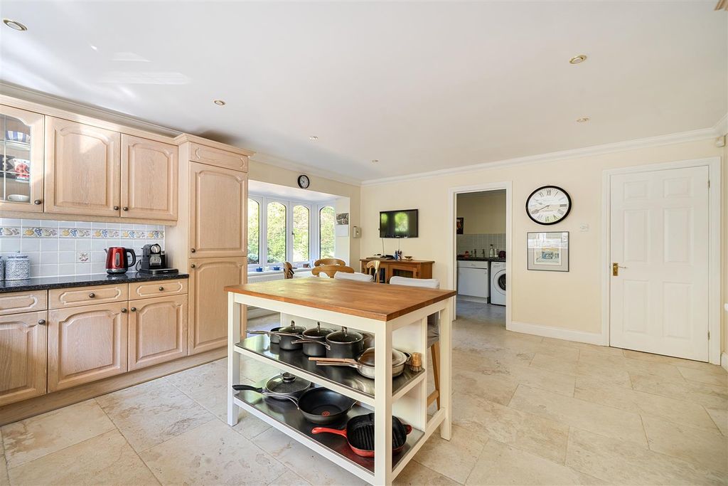 Additional image 8 of 5 bed detached house for saleWarren Lane, Finchampstead, Berkshire RG40