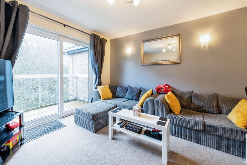 2 bed flat for saleMiddle Road, Southampton, Hampshire SO19 photo 5