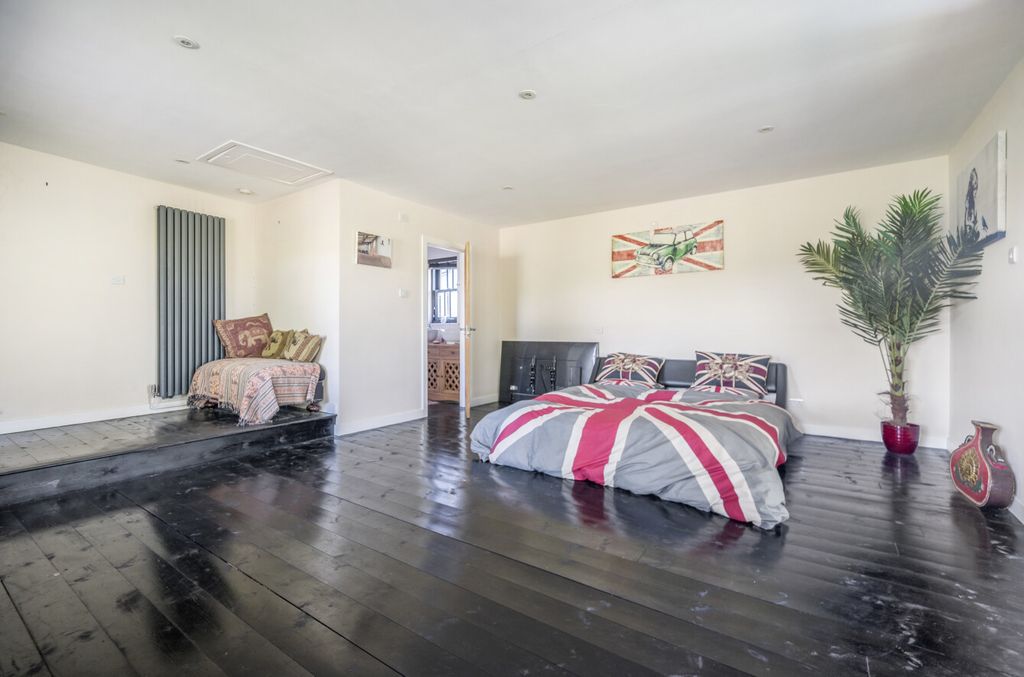 Additional image 16 of 6 bed detached house for saleJubilee Road, Finchampstead, Wokingham RG40