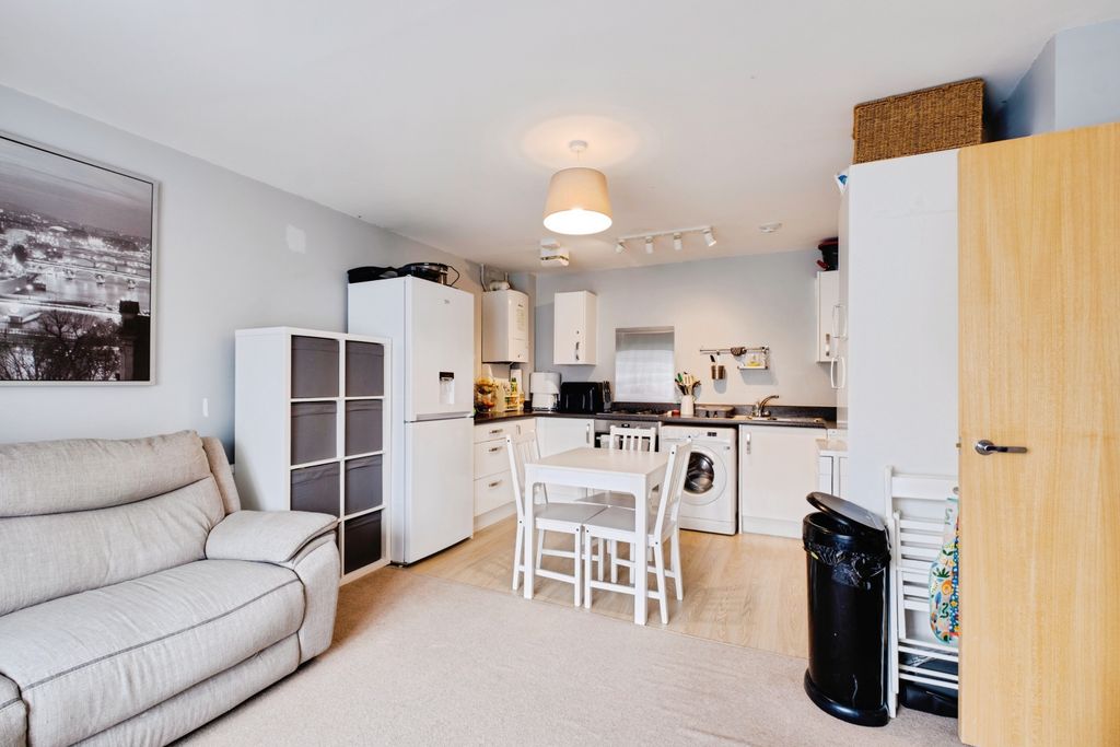 Additional image 3 of 2 bed flat for saleQueen Katherine Road, Lymington SO41