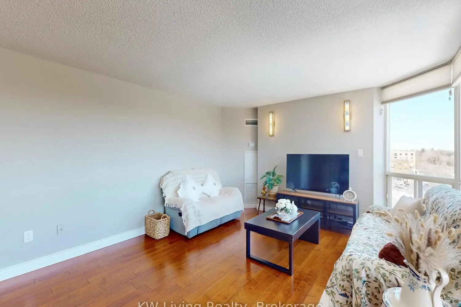 Additional image 4 of 309 Major Mackenzie Drive 909