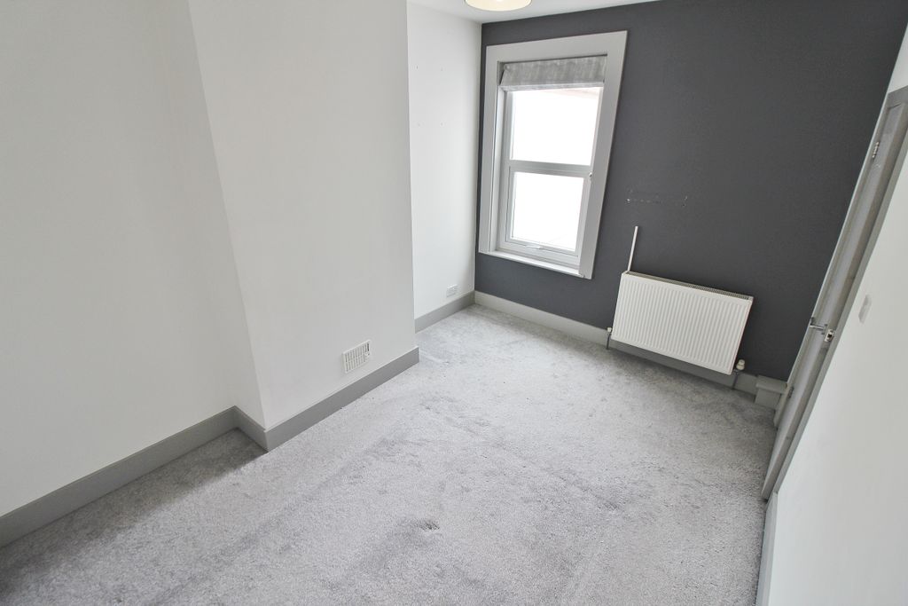 2 bed flat for saleMilton Road, Baffins PO3 photo 2