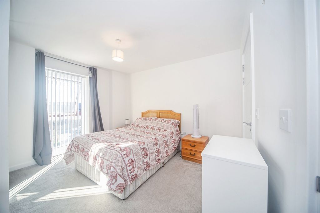Additional image 4 of 2 bed flat for saleJohn Thornycroft Road, Southampton SO19